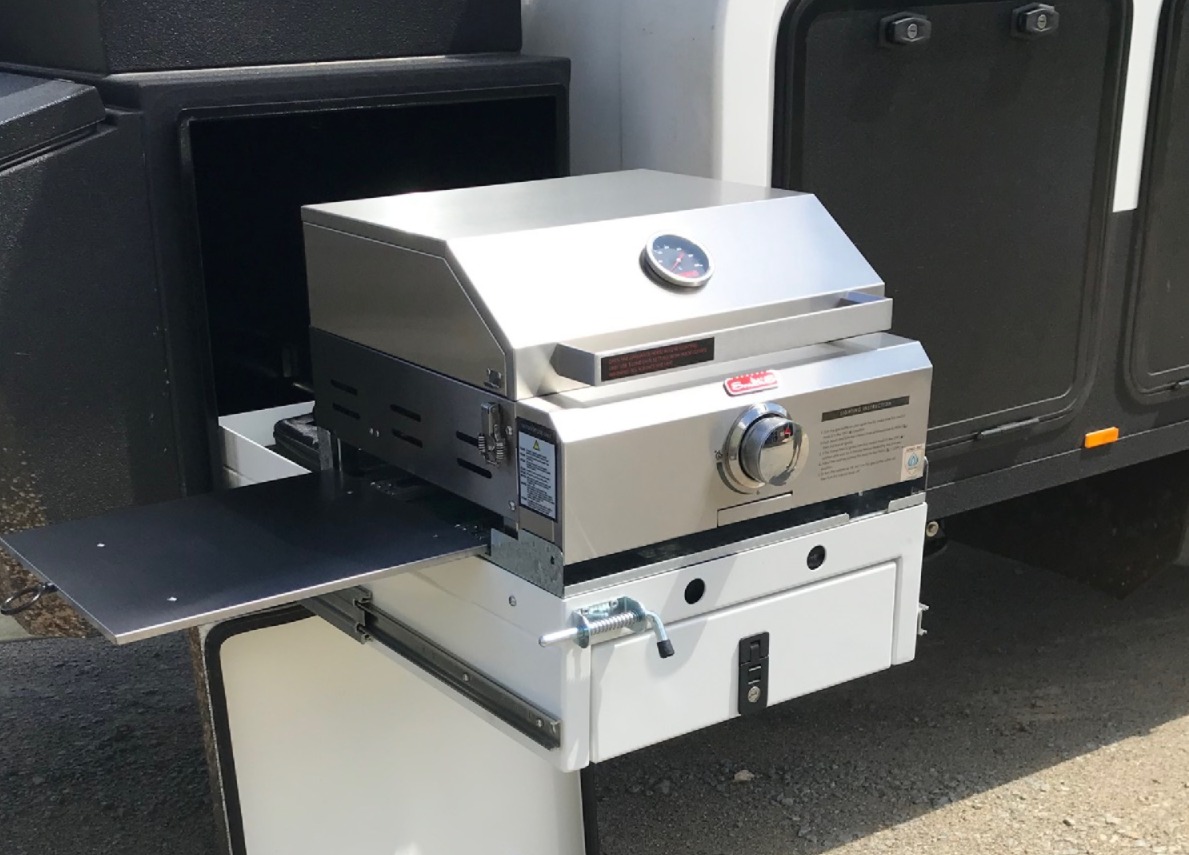 Compact caravan-friendly portable BBQ with sturdy legs